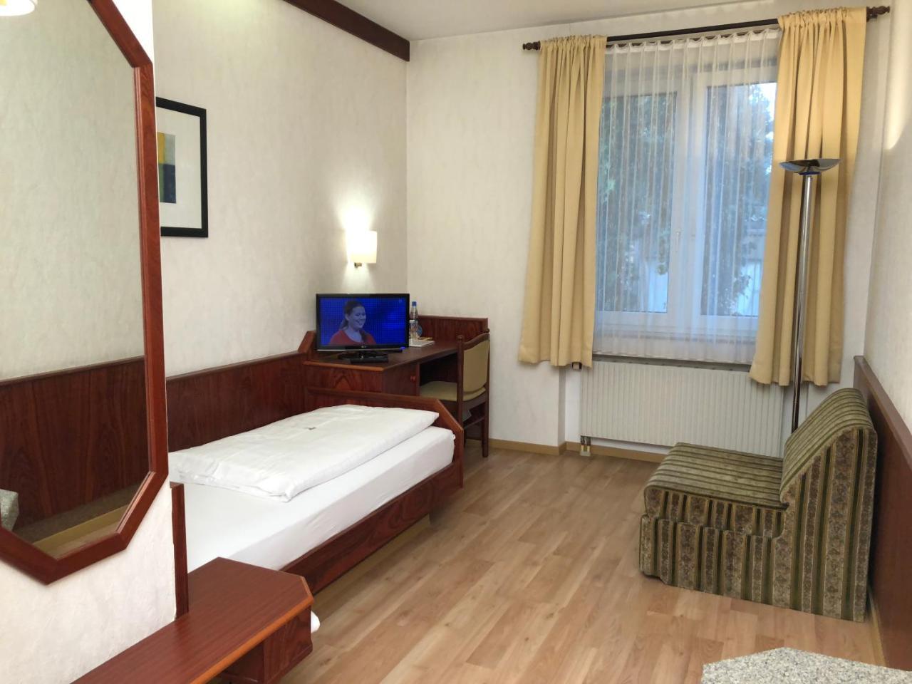 Hotel-Restaurant Und Gaestehaus Loewen Süßen Eksteriør billede